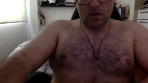 Snapshot of mbotve chatting on April 8, 8:42 pm VzlaMan online show from April 8, 8:42 pm