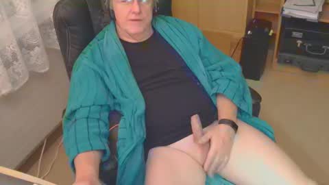 Snapshot of mcswis6 chatting on December 2, 1:35 pm mcswis6 online show from December 2, 1:35 pm