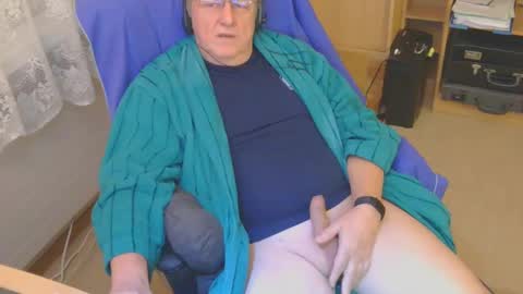 Snapshot of mcswis6 chatting on December 8, 12:29 am mcswis6 online show from December 8, 12:29 am