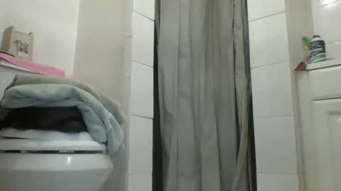 Snapshot of meaderd740870 chatting on September 18, 9:33 am meaderd740870 online show from September 18, 9:33 am