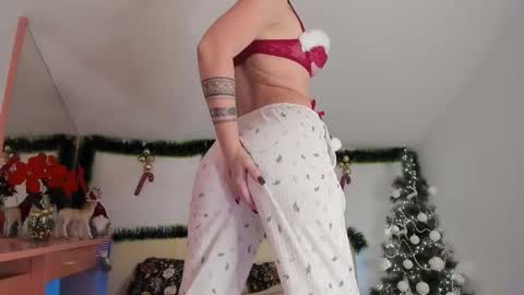 Snapshot of medea_allure chatting on December 17, 2:23 pm MEDEA online show from December 17, 2:23 pm