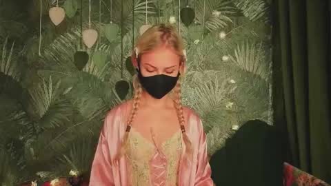 meeeewmeeeeow online show from October 27, 9:30 pm