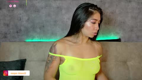 Snapshot of megan_bluee_ chatting on April 16, 11:40 pm Megan Bluee online show from April 16, 11:40 pm