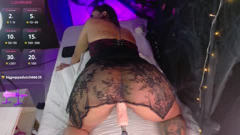 Snapshot of megan_browns1 chatting on October 25, 4:02 pm Megan online show from October 25, 4:02 pm