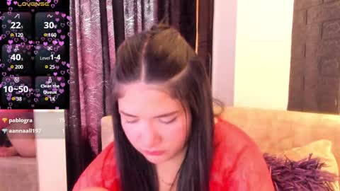 Snapshot of megan_devon chatting on December 18, 3:00 pm online show from December 18, 3:00 pm