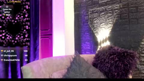 Snapshot of megan_devon chatting on December 23, 5:54 pm online show from December 23, 5:54 pm
