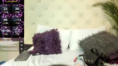 Snapshot of megan_devon chatting on December 26, 6:22 pm online show from December 26, 6:22 pm