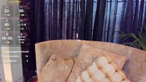 Snapshot of megan_devon chatting on February 25, 5:36 pm online show from February 25, 5:36 pm