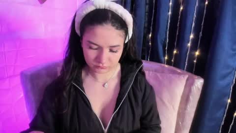 Snapshot of megan_devon chatting on May 27, 11:51 am online show from May 27, 11:51 am