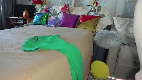 Nicki--------- Welcome to my Room online show from October 21, 7:42 am