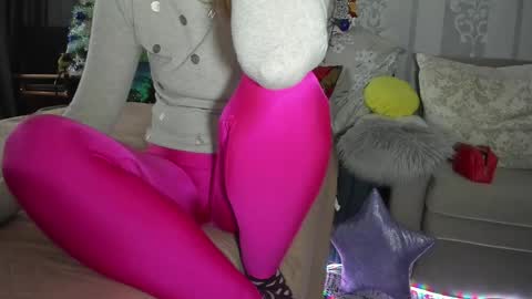 Snapshot of meganfox3325 chatting on December 20, 8:32 am Nicki--------- Welcome to my Room online show from December 20, 8:32 am