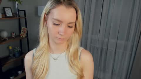 Snapshot of meganhenns chatting on April 17, 6:22 pm Elly online show from April 17, 6:22 pm