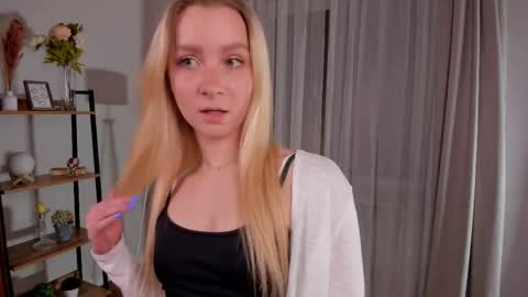 Snapshot of meganhenns chatting on April 20, 7:37 pm Elly online show from April 20, 7:37 pm