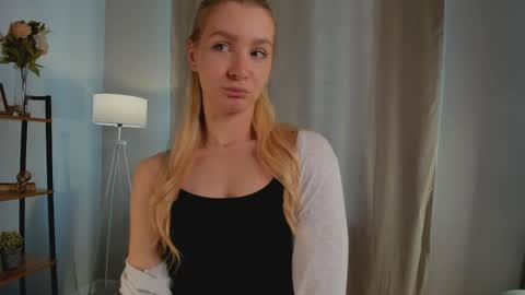Snapshot of meganhenns chatting on May 6, 10:09 am Elly online show from May 6, 10:09 am