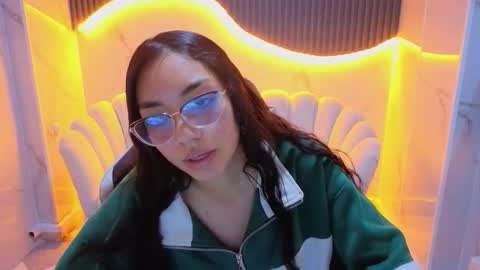 Snapshot of meganyin_b chatting on December 15, 8:02 pm Megan online show from December 15, 8:02 pm