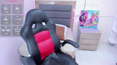 Snapshot of meganzarick chatting on October 24, 12:34 pm M E G A N online show from October 24, 12:34 pm