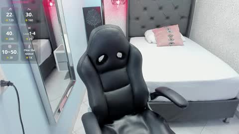 Snapshot of meganzarick chatting on November 4, 1:32 pm M E G A N online show from November 4, 1:32 pm