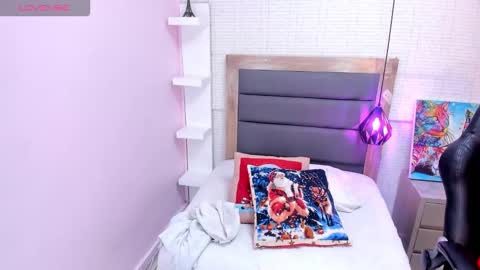 Snapshot of meganzarick chatting on December 18, 3:23 am M E G A N online show from December 18, 3:23 am