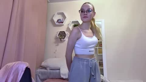 Mia online show from March 14, 2:44 pm