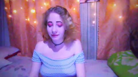 Snapshot of mel_mellie chatting on December 16, 10:45 pm Mel Mellie online show from December 16, 10:45 pm