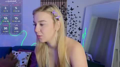 Snapshot of mel_nelson chatting on December 1, 7:46 am Mel online show from December 1, 7:46 am