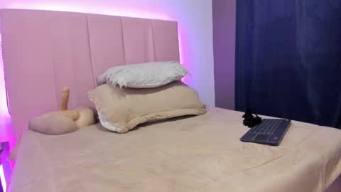 Snapshot of melani_xc chatting on February 15, 7:39 pm MELANI - online show from February 15, 7:39 pm