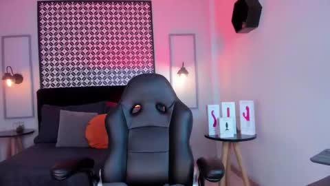 Snapshot of melanie_silver_ chatting on November 27, 10:34 pm Melanie online show from November 27, 10:34 pm