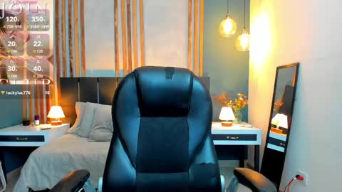 Snapshot of melanie_silver_ chatting on June 3, 9:20 pm Melanie online show from June 3, 9:20 pm