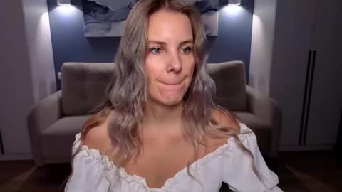 Melanie Bennett online show from November 16, 8:20 am