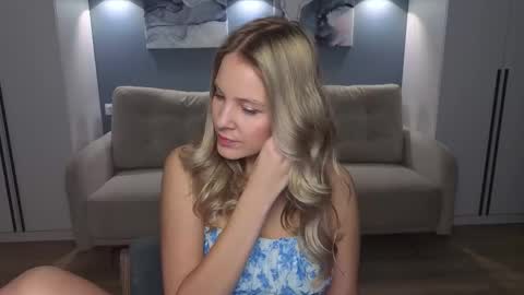 Snapshot of melaniebennett chatting on December 18, 6:30 am Melanie Bennett online show from December 18, 6:30 am