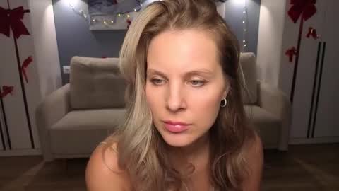 Snapshot of melaniebennett chatting on January 5, 5:27 pm Melanie Bennett online show from January 5, 5:27 pm