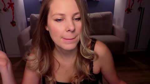 Snapshot of melaniebennett chatting on February 15, 6:10 am Melanie Bennett online show from February 15, 6:10 am