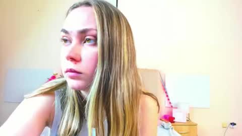 Snapshot of melaniecutys chatting on May 14, 6:42 am Melania online show from May 14, 6:42 am