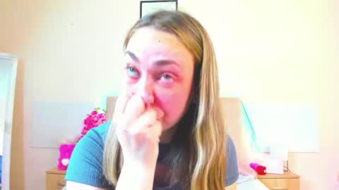 Snapshot of melaniecutys chatting on May 18, 5:24 am Melania online show from May 18, 5:24 am