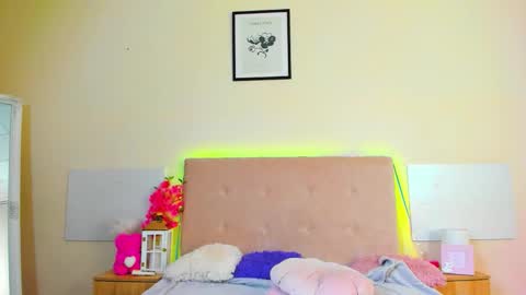 Snapshot of melaniecutys chatting on June 7, 5:22 am Melania online show from June 7, 5:22 am