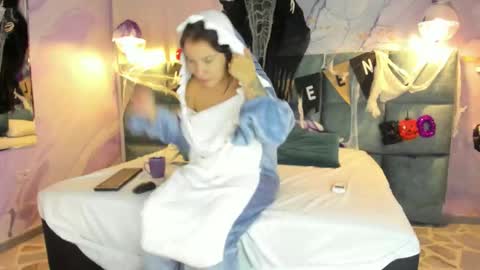 Melanie Roux online show from October 28, 8:11 pm