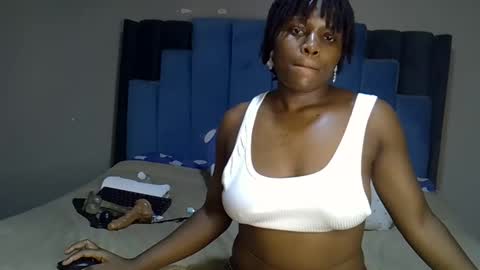 Snapshot of melanin_moon chatting on May 15, 11:34 pm Moon online show from May 15, 11:34 pm