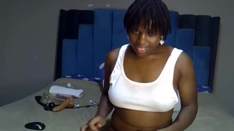 Snapshot of melanin_moon chatting on May 16, 12:07 am Moon online show from May 16, 12:07 am