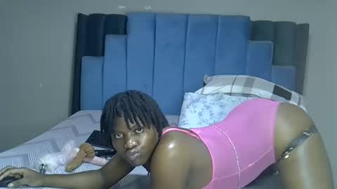 Snapshot of melanin_moon chatting on May 20, 7:09 pm Moon online show from May 20, 7:09 pm
