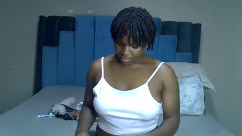 Snapshot of melanin_moon chatting on May 21, 11:01 pm Moon online show from May 21, 11:01 pm