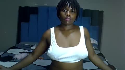 Snapshot of melanin_moon chatting on May 29, 11:03 pm Moon online show from May 29, 11:03 pm