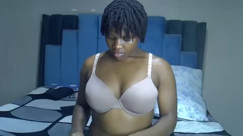Snapshot of melanin_moon chatting on May 31, 9:49 pm Moon online show from May 31, 9:49 pm