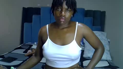 Snapshot of melanin_moon chatting on June 1, 11:12 am Moon online show from June 1, 11:12 am