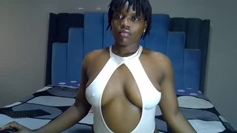Snapshot of melanin_moon chatting on June 2, 1:13 pm Moon online show from June 2, 1:13 pm