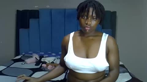 Snapshot of melanin_moon chatting on June 4, 2:45 pm Moon online show from June 4, 2:45 pm