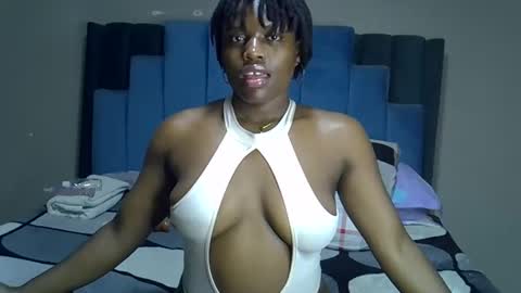Snapshot of melanin_moon chatting on June 7, 1:21 am Moon online show from June 7, 1:21 am