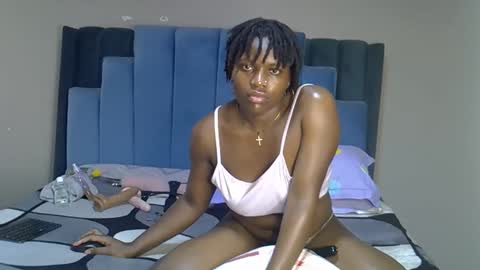 Snapshot of melanin_moon chatting on June 8, 1:44 pm Moon online show from June 8, 1:44 pm