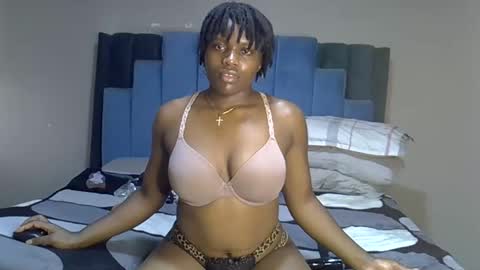 Snapshot of melanin_moon chatting on June 9, 1:56 pm Moon online show from June 9, 1:56 pm