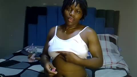 Snapshot of melanin_moon chatting on June 12, 11:20 am Moon online show from June 12, 11:20 am