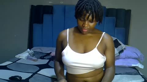 Snapshot of melanin_moon chatting on June 13, 11:35 pm Moon online show from June 13, 11:35 pm
